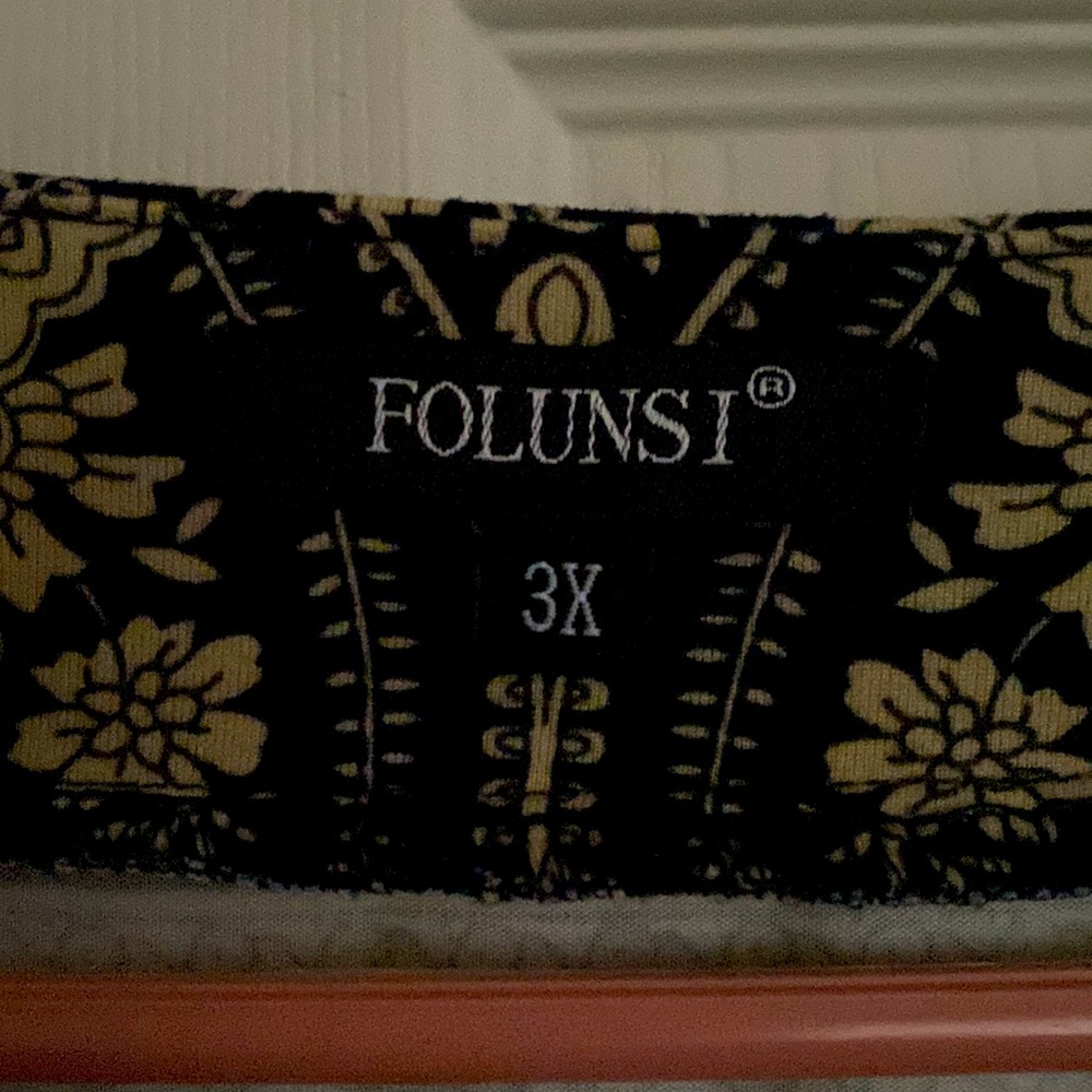 Folunsi Black & Tan V-neck - Picture 2 of 5